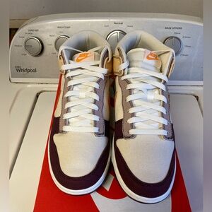 - Nike dunk mid